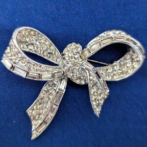 Vintage HUGE/OVERSIZED/CHUNKY Rhinestone's embraced in Silver Tone Bow Brooch!